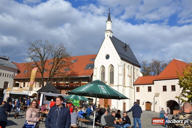 Zdjęcie w galerii na portalu naszraciborz.pl: Food trucki zagościły znów na zamku wiadomości z regionu