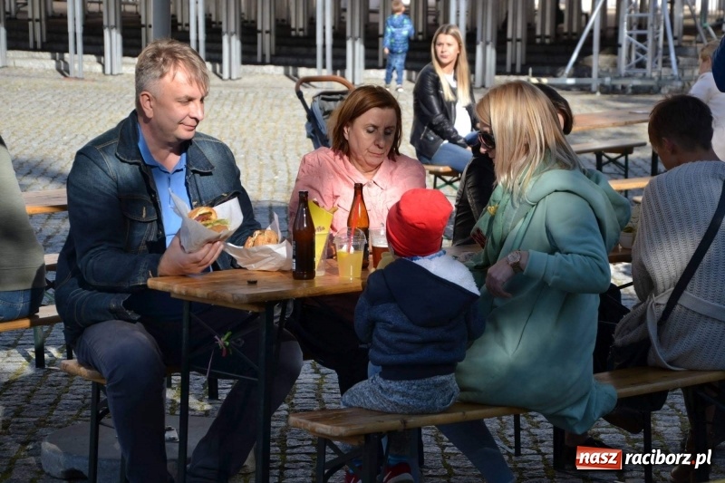 Zdjęcie w galerii na portalu naszraciborz.pl: Food trucki zagościły znów na zamku wiadomości z regionu