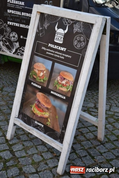 Zdjęcie w galerii na portalu naszraciborz.pl: Food trucki zagościły znów na zamku wiadomości z regionu