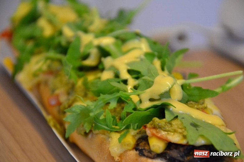 Zdjęcie w galerii na portalu naszraciborz.pl: Food trucki zagościły znów na zamku wiadomości z regionu