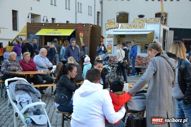 Zdjęcie w galerii na portalu naszraciborz.pl: Food trucki zagościły znów na zamku wiadomości z regionu