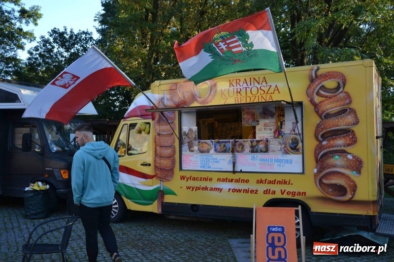 Zdjęcie w galerii na portalu naszraciborz.pl: Food trucki zagościły znów na zamku wiadomości z regionu