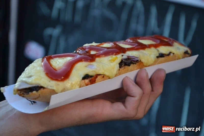 Zdjęcie w galerii na portalu naszraciborz.pl: Food trucki zagościły znów na zamku wiadomości z regionu