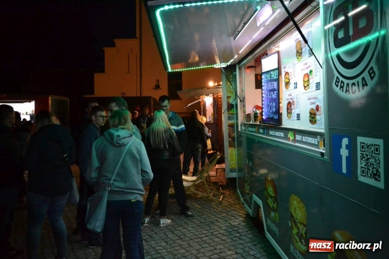 Zdjęcie w galerii na portalu naszraciborz.pl: Food trucki zagościły znów na zamku wiadomości z regionu