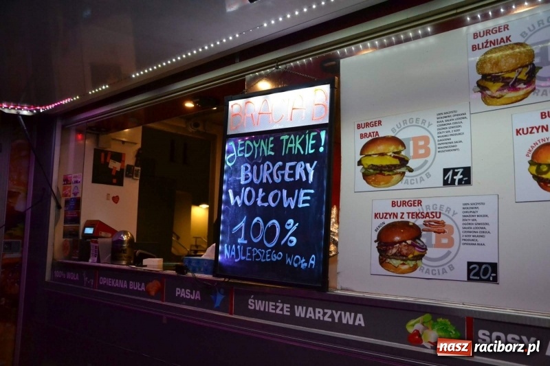 Zdjęcie w galerii na portalu naszraciborz.pl: Food trucki zagościły znów na zamku wiadomości z regionu