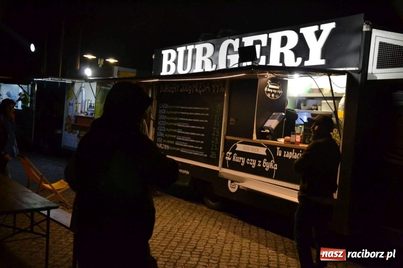 Zdjęcie w galerii na portalu naszraciborz.pl: Food trucki zagościły znów na zamku wiadomości z regionu