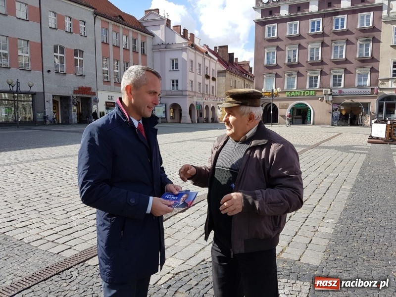 Zdjęcie w galerii na portalu naszraciborz.pl: Polowy w CoFITAjm, Myśliwy przy fontannach  wiadomości z regionu
