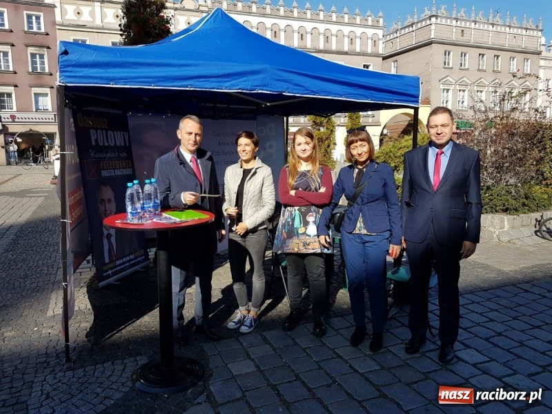Zdjęcie w galerii na portalu naszraciborz.pl: Polowy w CoFITAjm, Myśliwy przy fontannach  wiadomości z regionu