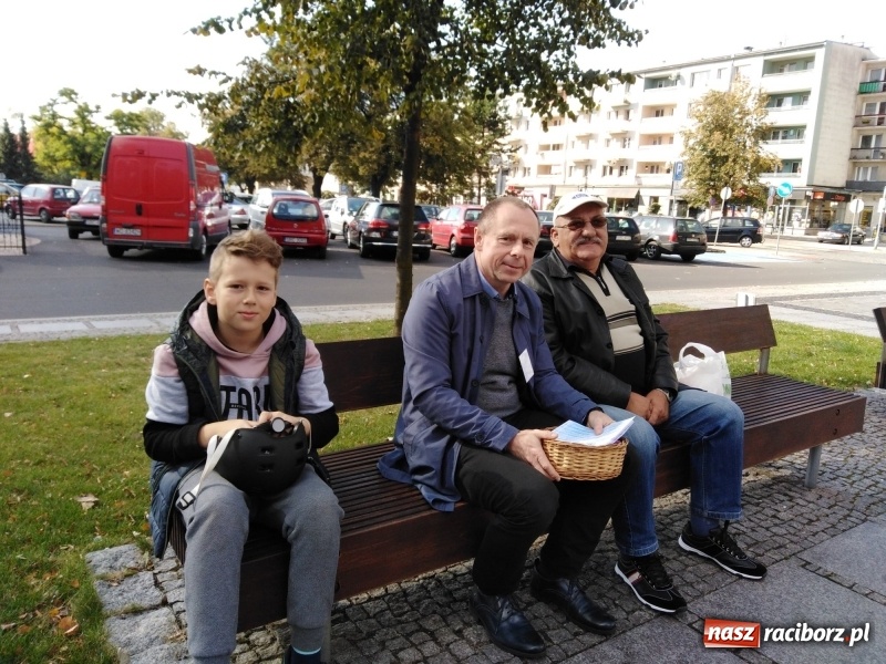 Zdjęcie w galerii na portalu naszraciborz.pl: Polowy w CoFITAjm, Myśliwy przy fontannach  wiadomości z regionu