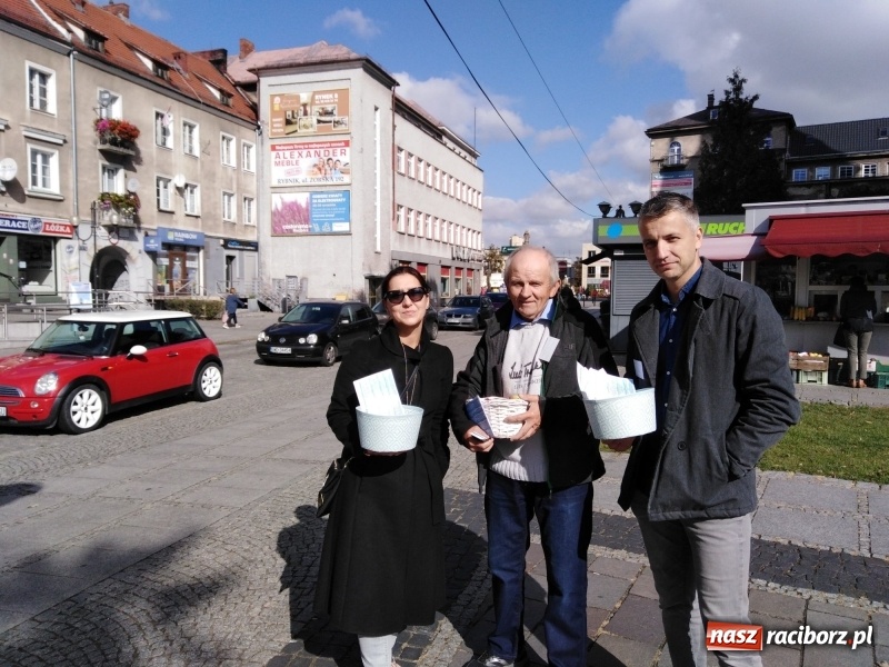 Zdjęcie w galerii na portalu naszraciborz.pl: Polowy w CoFITAjm, Myśliwy przy fontannach  wiadomości z regionu
