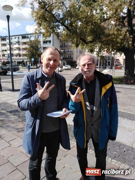 Zdjęcie w galerii na portalu naszraciborz.pl: Polowy w CoFITAjm, Myśliwy przy fontannach  wiadomości z regionu