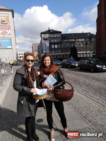 Zdjęcie w galerii na portalu naszraciborz.pl: Polowy w CoFITAjm, Myśliwy przy fontannach  wiadomości z regionu