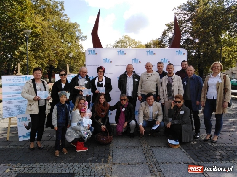 Zdjęcie w galerii na portalu naszraciborz.pl: Polowy w CoFITAjm, Myśliwy przy fontannach  wiadomości z regionu