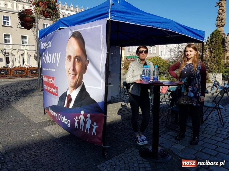 Zdjęcie w galerii na portalu naszraciborz.pl: Polowy w CoFITAjm, Myśliwy przy fontannach  wiadomości z regionu
