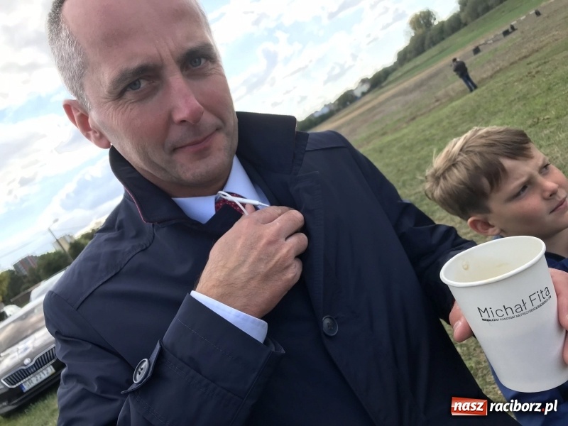 Zdjęcie w galerii na portalu naszraciborz.pl: Polowy w CoFITAjm, Myśliwy przy fontannach  wiadomości z regionu