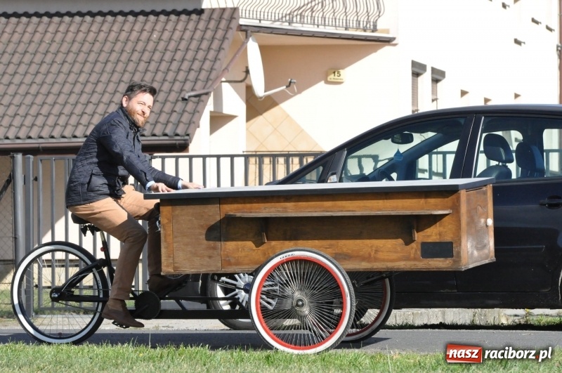 Zdjęcie w galerii na portalu naszraciborz.pl: Polowy w CoFITAjm, Myśliwy przy fontannach  wiadomości z regionu