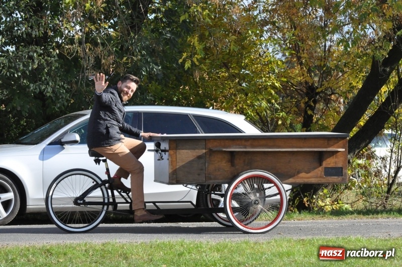 Zdjęcie w galerii na portalu naszraciborz.pl: Polowy w CoFITAjm, Myśliwy przy fontannach  wiadomości z regionu