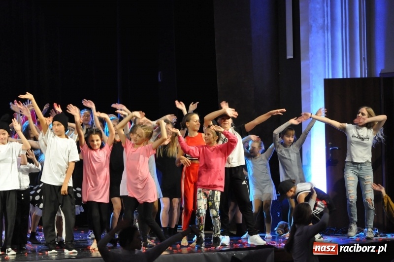 Zdjęcie w galerii na portalu naszraciborz.pl: RCK zapełniony po brzegi. Gala SKAZY 2018  wiadomości z regionu