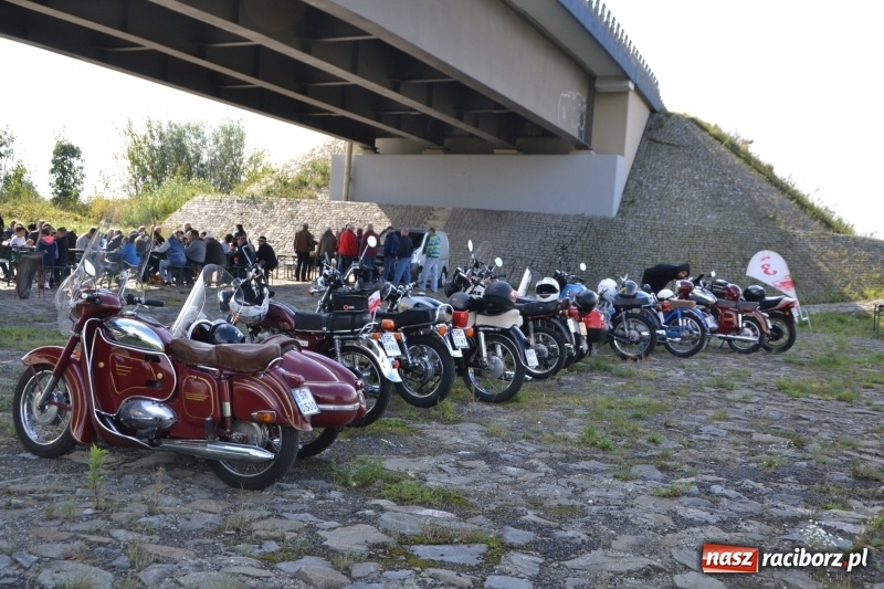 Zdjęcie w galerii na portalu naszraciborz.pl: Jesienny zlot oldtimerów na zakończenie sezonu motorowego wiadomości z regionu