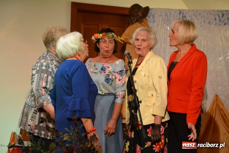 Zdjęcie w galerii na portalu naszraciborz.pl: Z zamkowej sceny. Co Seniorom w duszy gra?  wiadomości z regionu