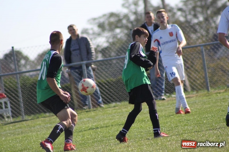 Zdjęcie w galerii na portalu naszraciborz.pl: Juniorskie derby gminy dla Krzanowic wiadomości z regionu