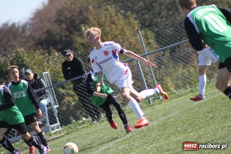 Zdjęcie w galerii na portalu naszraciborz.pl: Juniorskie derby gminy dla Krzanowic wiadomości z regionu