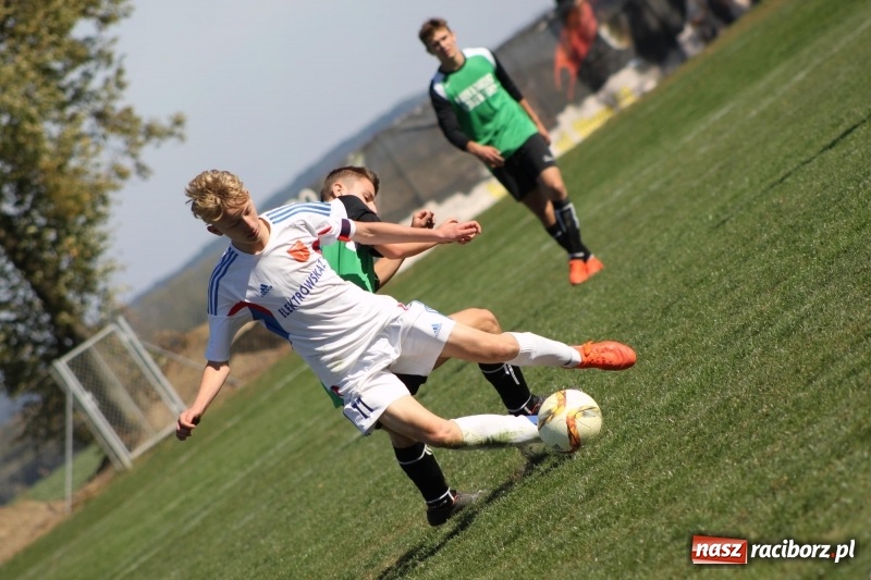 Zdjęcie w galerii na portalu naszraciborz.pl: Juniorskie derby gminy dla Krzanowic wiadomości z regionu