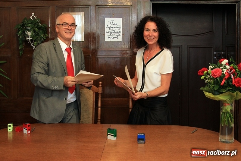 Zdjęcie w galerii na portalu naszraciborz.pl: I LO podpisało umowę o współpracy z RCKiK wiadomości z regionu