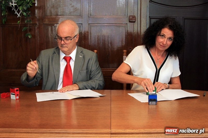 Zdjęcie w galerii na portalu naszraciborz.pl: I LO podpisało umowę o współpracy z RCKiK wiadomości z regionu