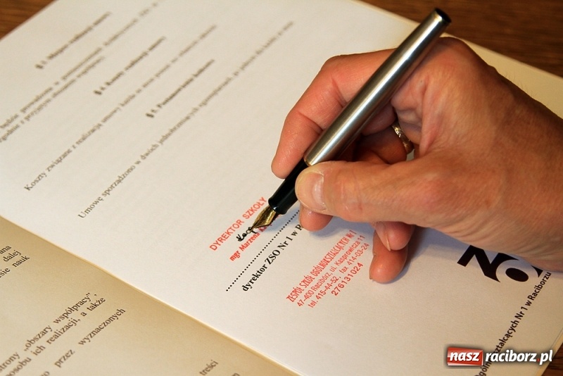 Zdjęcie w galerii na portalu naszraciborz.pl: I LO podpisało umowę o współpracy z RCKiK wiadomości z regionu