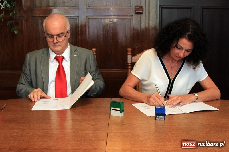 Zdjęcie w galerii na portalu naszraciborz.pl: I LO podpisało umowę o współpracy z RCKiK wiadomości z regionu
