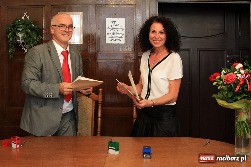 Zdjęcie w galerii na portalu naszraciborz.pl: I LO podpisało umowę o współpracy z RCKiK wiadomości z regionu