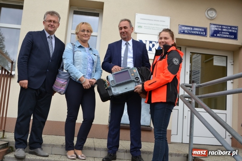 Zdjęcie w galerii na portalu naszraciborz.pl: Nowy defibrylator dla ambulansu pogotowia w Krzyżanowicach  wiadomości z regionu