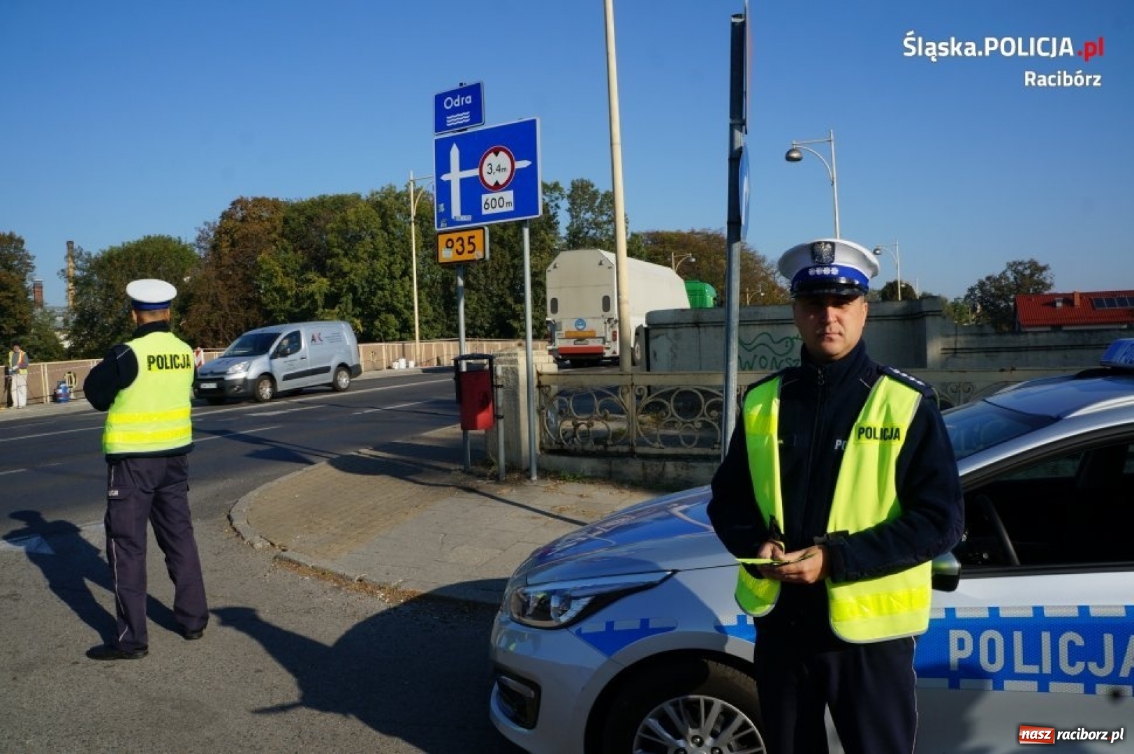 Zdjęcie w galerii na portalu naszraciborz.pl: Raciborscy policjanci rozdawali odblaski pieszym wiadomości z regionu