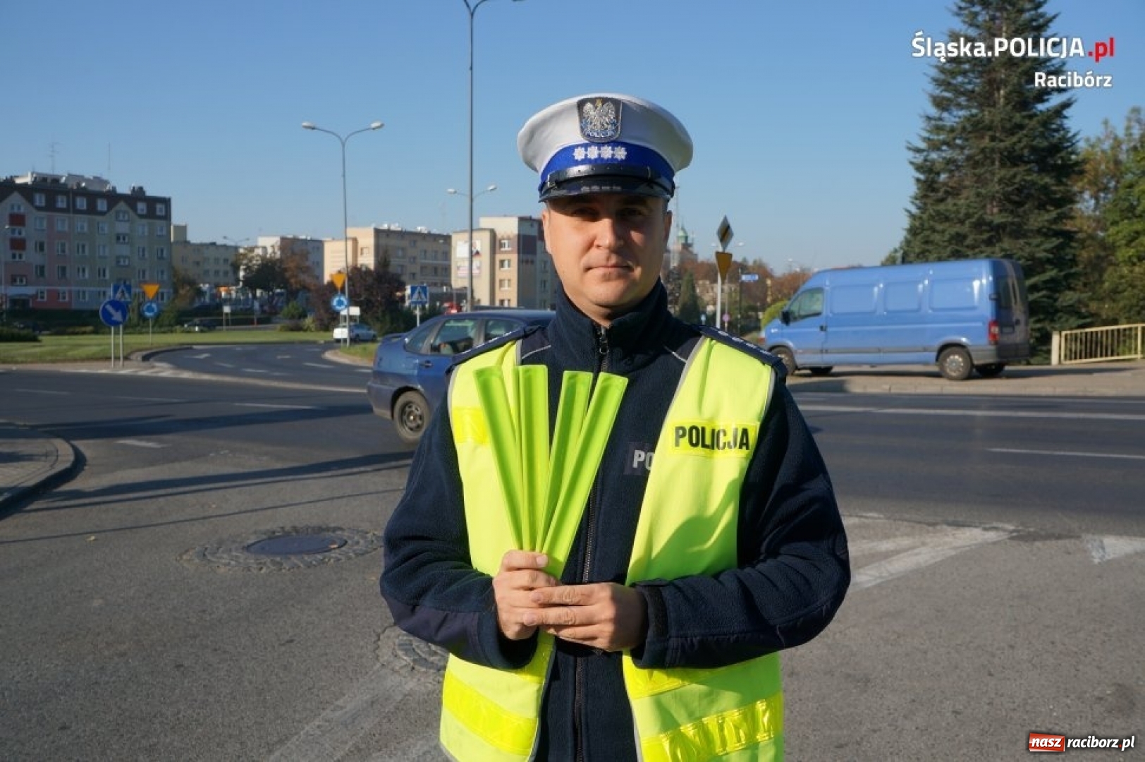 Zdjęcie w galerii na portalu naszraciborz.pl: Raciborscy policjanci rozdawali odblaski pieszym wiadomości z regionu