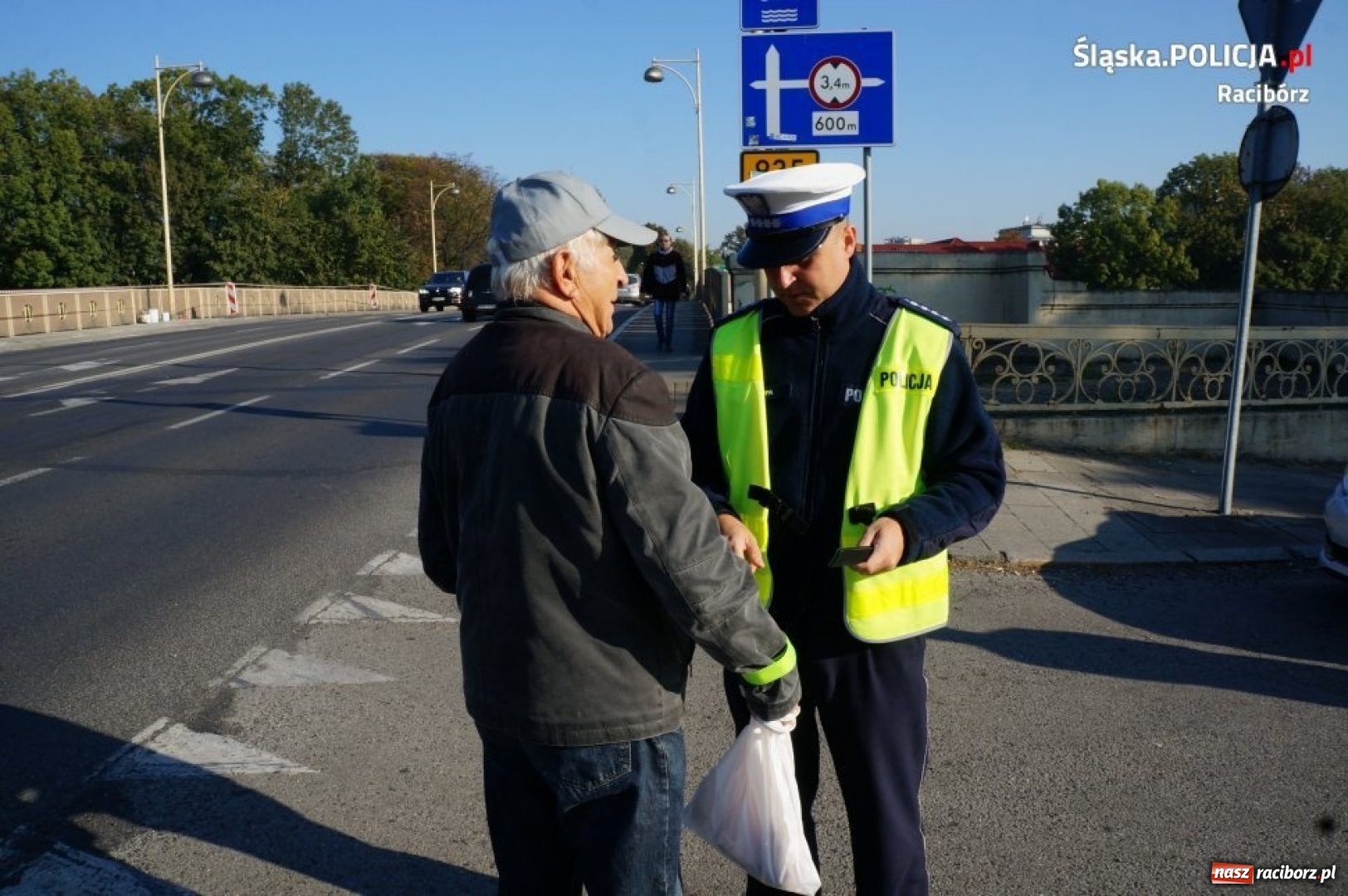 Zdjęcie w galerii na portalu naszraciborz.pl: Raciborscy policjanci rozdawali odblaski pieszym wiadomości z regionu