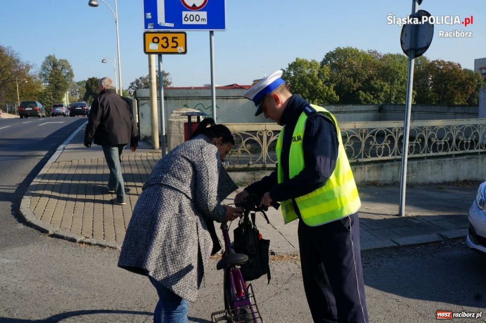 Zdjęcie w galerii na portalu naszraciborz.pl: Raciborscy policjanci rozdawali odblaski pieszym wiadomości z regionu