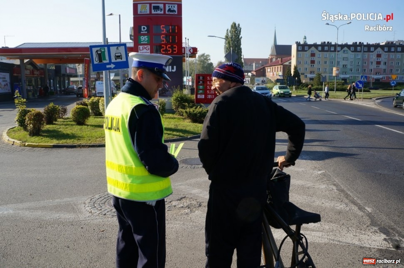 Zdjęcie w galerii na portalu naszraciborz.pl: Raciborscy policjanci rozdawali odblaski pieszym wiadomości z regionu