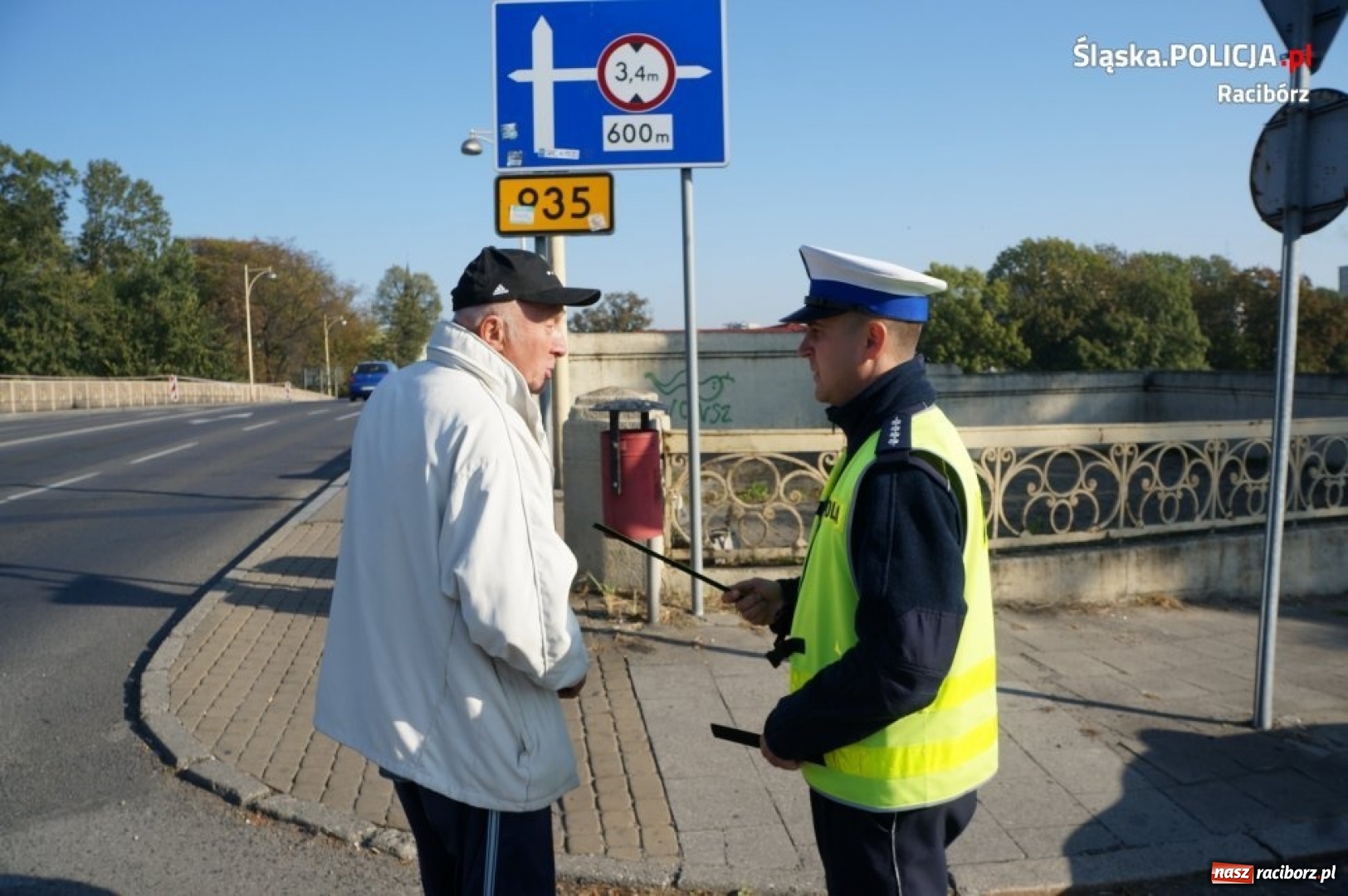 Zdjęcie w galerii na portalu naszraciborz.pl: Raciborscy policjanci rozdawali odblaski pieszym wiadomości z regionu