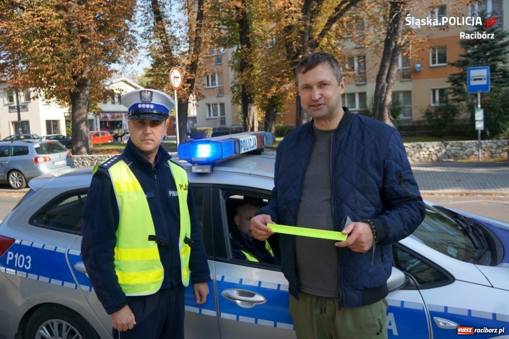 Zdjęcie w galerii na portalu naszraciborz.pl: Raciborscy policjanci rozdawali odblaski pieszym wiadomości z regionu