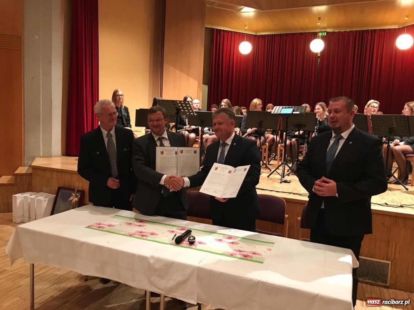 Zdjęcie w galerii na portalu naszraciborz.pl: Krzyżanowice podpisały umowę partnerską z gminą Aschach an der Donau wiadomości z regionu