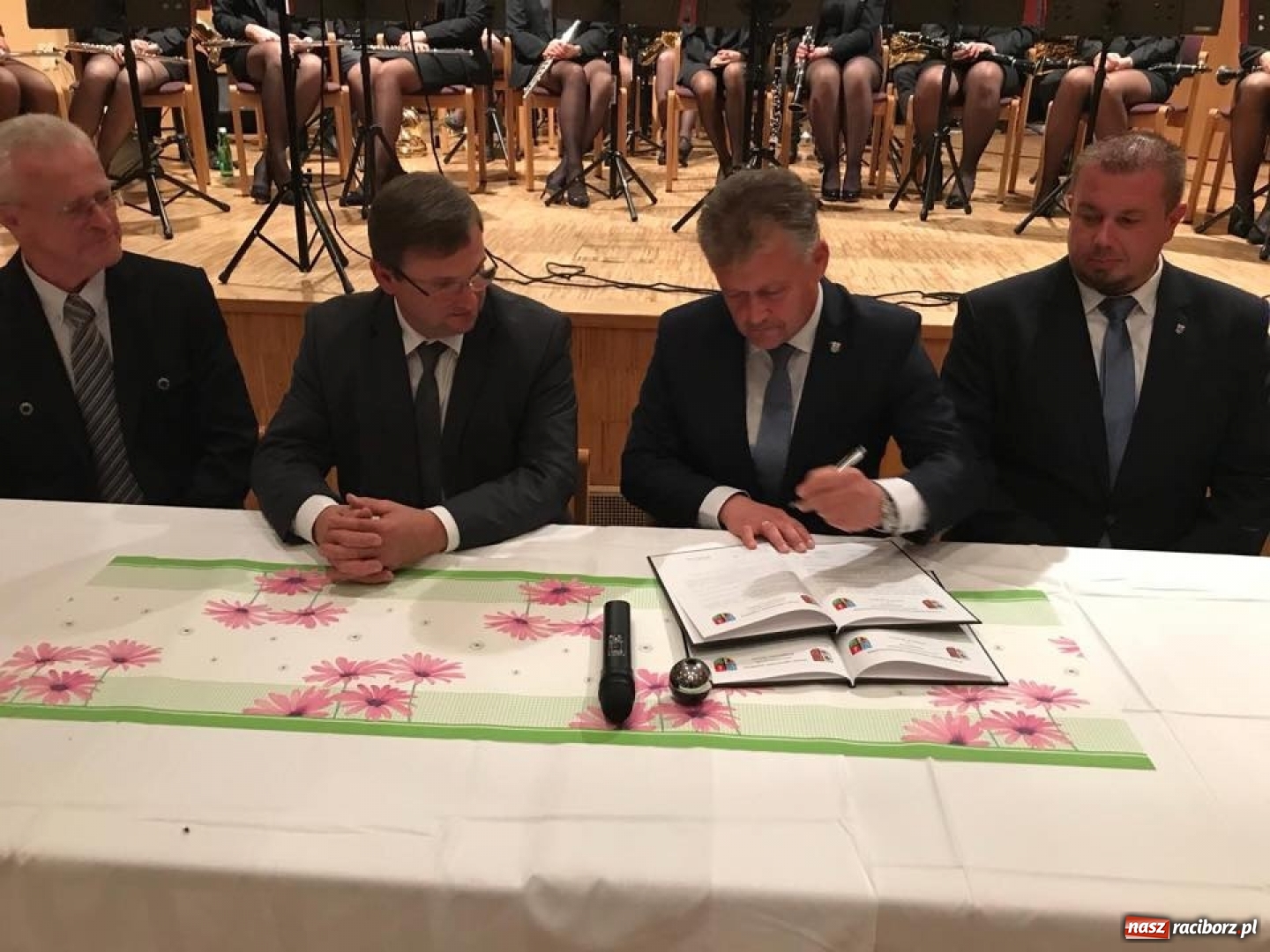 Zdjęcie w galerii na portalu naszraciborz.pl: Krzyżanowice podpisały umowę partnerską z gminą Aschach an der Donau wiadomości z regionu