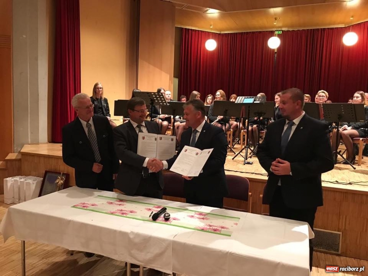 Zdjęcie w galerii na portalu naszraciborz.pl: Krzyżanowice podpisały umowę partnerską z gminą Aschach an der Donau wiadomości z regionu