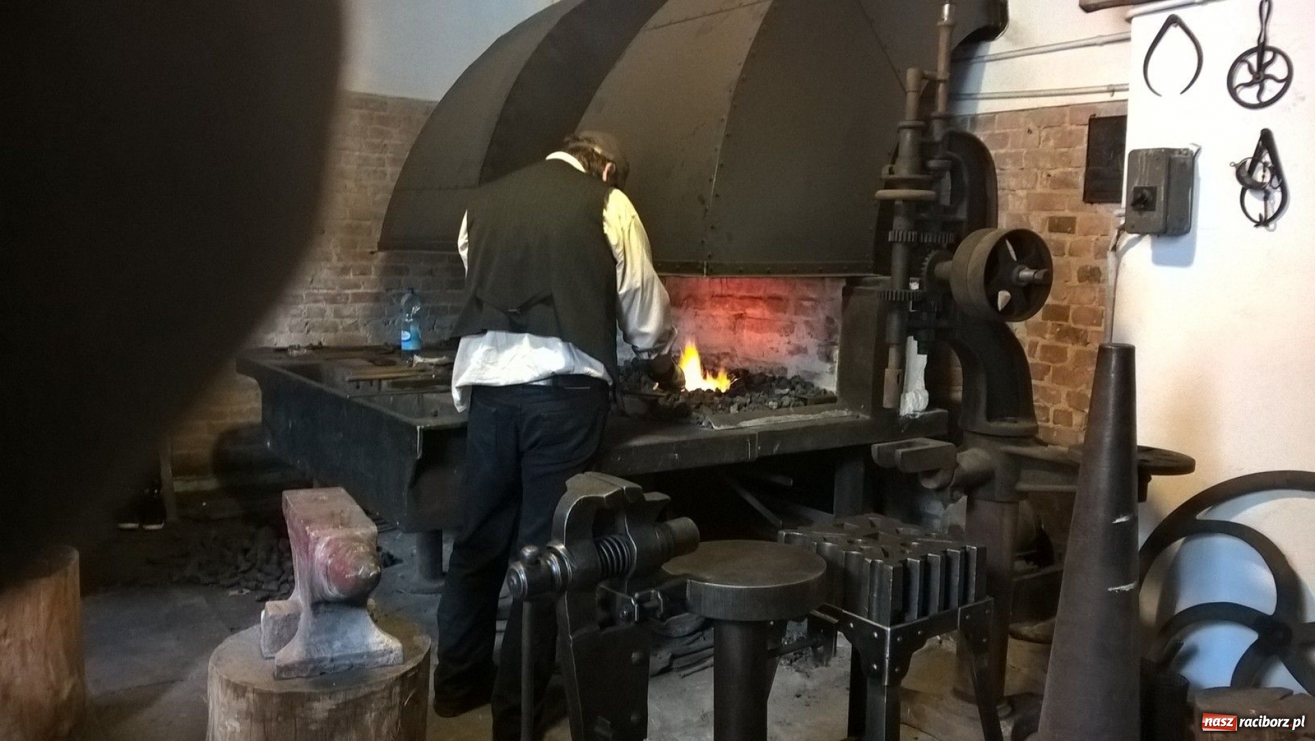 Zdjęcie w galerii na portalu naszraciborz.pl: Uczniowie SP 15 stali się kowalami w Rudach wiadomości z regionu