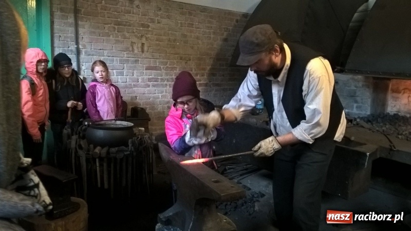 Zdjęcie w galerii na portalu naszraciborz.pl: Uczniowie SP 15 stali się kowalami w Rudach wiadomości z regionu