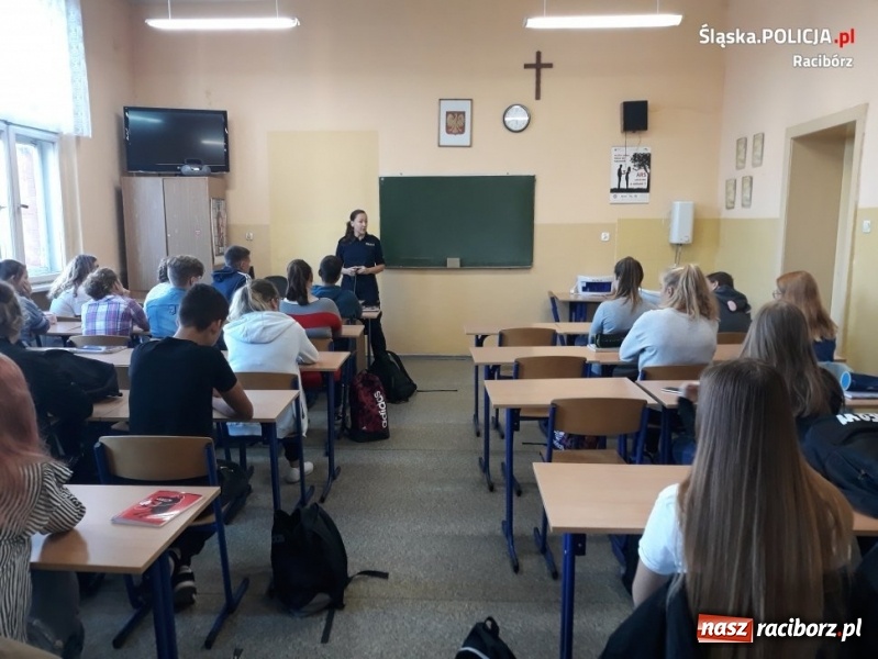 Zdjęcie w galerii na portalu naszraciborz.pl: Policyjna pogadanka o narkotykach w CKZiU nr 1 wiadomości z regionu
