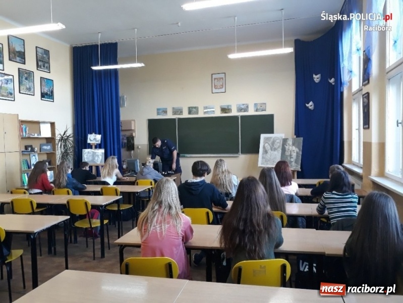 Zdjęcie w galerii na portalu naszraciborz.pl: Policyjna pogadanka o narkotykach w CKZiU nr 1 wiadomości z regionu