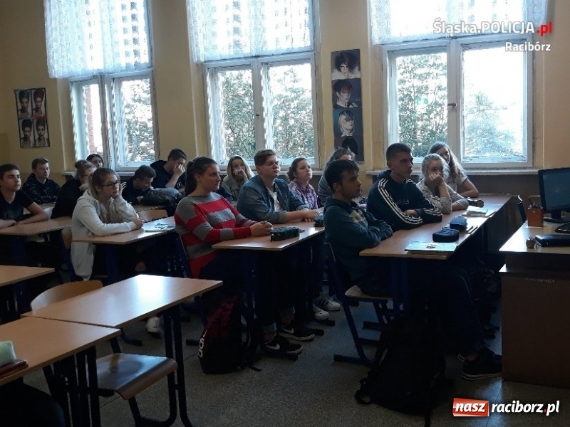 Zdjęcie w galerii na portalu naszraciborz.pl: Policyjna pogadanka o narkotykach w CKZiU nr 1 wiadomości z regionu