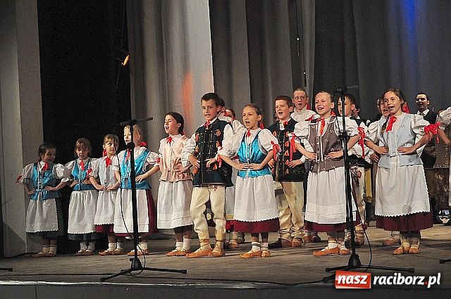 Zdjęcie w galerii na portalu naszraciborz.pl: Zatańczyli i zaśpiewali dla mam wiadomości z regionu