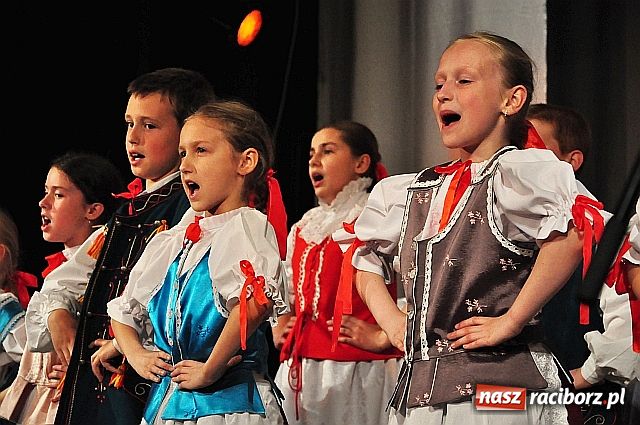 Zdjęcie w galerii na portalu naszraciborz.pl: Zatańczyli i zaśpiewali dla mam wiadomości z regionu